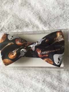 GUITARS BOW TIE